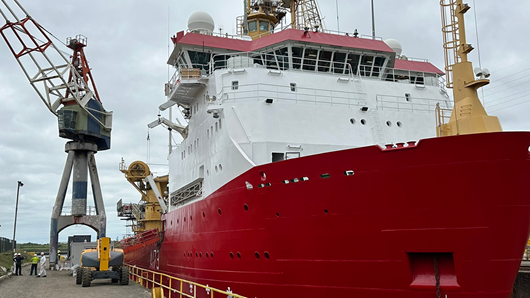 保护 HMS Protector – 英国 Kvasir 集团